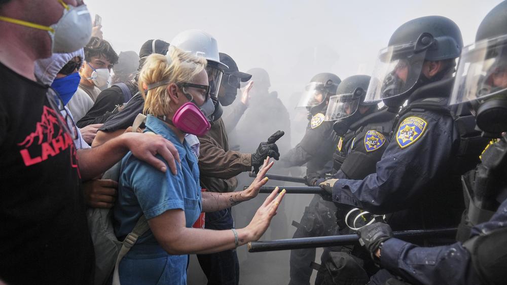  Demonstranten blockierten am Sonntag zeitweilig den Freeway 101, der mitten durch Los Angeles führt.