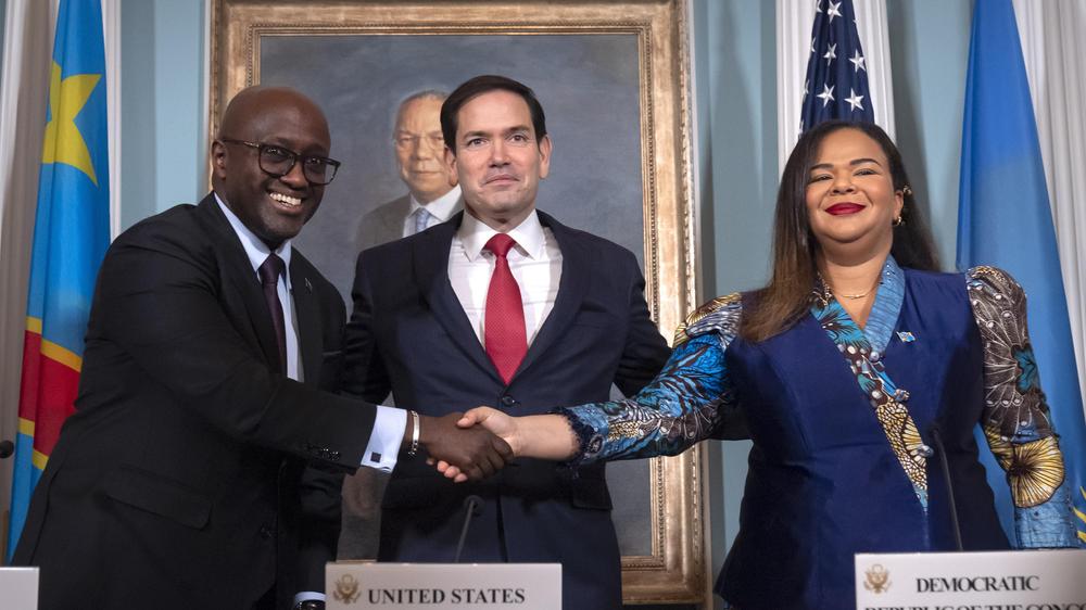  Ruandas Außenminister Olivier Nduhungirehe (links) und die Außenministerin der Demokratischen Republik Kongo, Thérèse Kayikwamba Wagner (rechts), haben ein Friedensabkommen unterzeichnet. US-Außenminister Marco Rubio war in Washington, D. C. dabei.