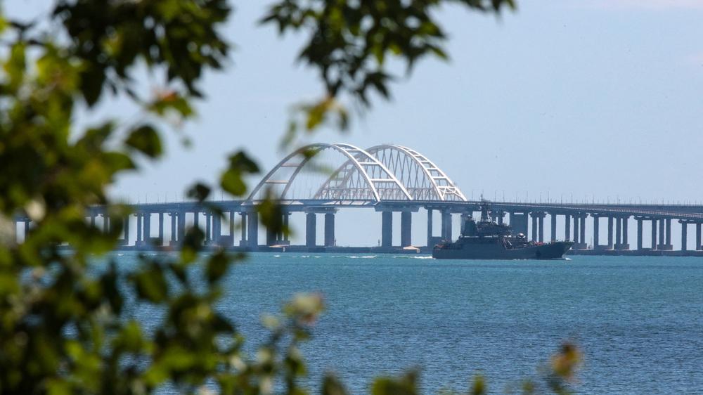  Der ukrainische Geheimdienst SBU meldet einen erneuten Angriff auf das strategisch wichtige Bauwerk, diesmal mit Unterwasser-Sprengstoff.