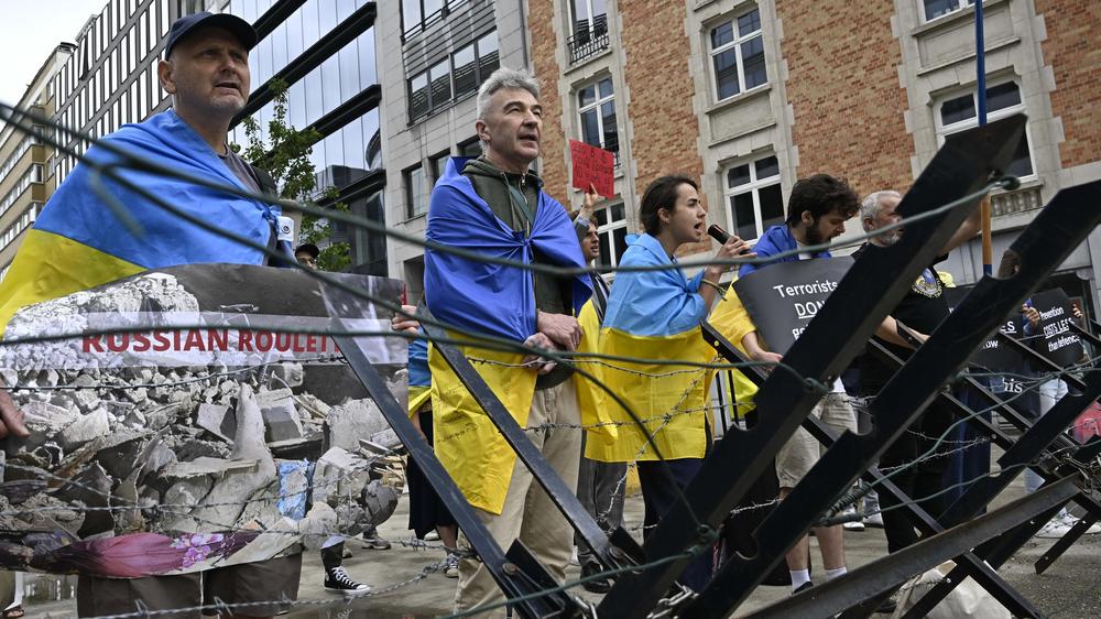  Demonstranten protestieren während des EU-Gipfels in Brüssel für härtere Sanktionen gegen Russland.