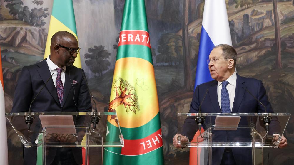  Malis Außenminister Abdoulaye Diop und der russische Außenminister Sergej Lawrow bei einer Pressekonferenz am im April 2025