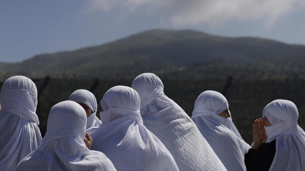  Frauen der syrischen Drusenminderheit blickten Ende April bei einem religiösen Treffen auf die von Israel kontrollierten Golanhöhen.