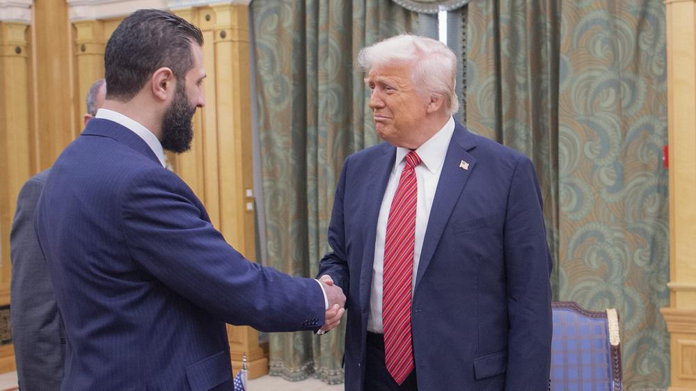  Der syrische Interimspräsident Ahmad al-Scharaa (links) schüttelt US-Präsident Donald Trump in Riad die Hand.