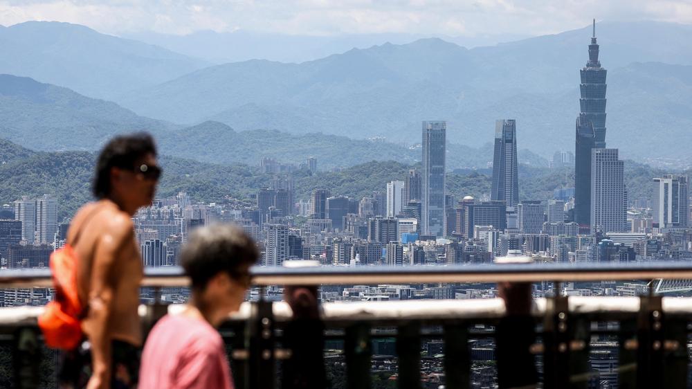  Die taiwanische Regierung in der Hauptstadt Taipeh hat nach der Sichtung chinesischer Flugzeuge Schiffe und Raketensysteme an der Grenze stationiert.