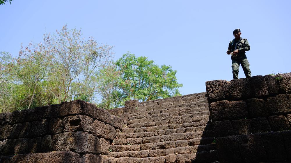  Ein thailändischer Soldat steht am 5. März 2025 am oberen Ende einer Treppe am Prasat Ta Muen Thom, einem umstrittenen Grenzgebiet zwischen Thailand und Kambodscha.