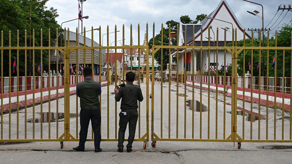  Kambodschanische Polizisten am geschlossenen Grenzübergang Poipet zwischen Kambodscha und Thailand