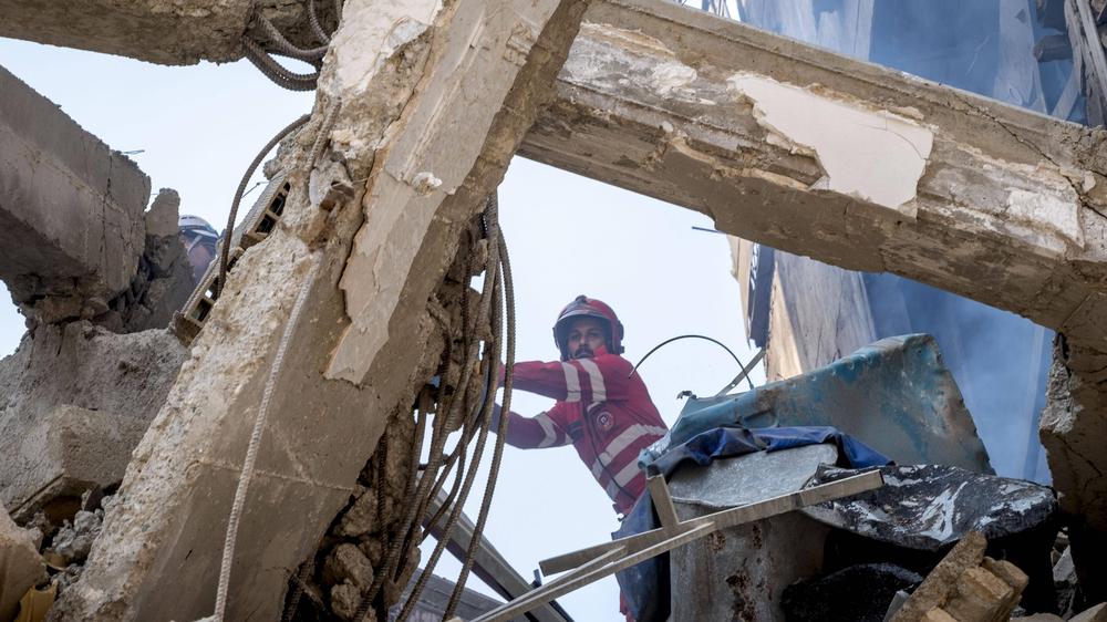  Ein Feuerwehrmann im Einsatz nach einem israelischen Angriff in Teheran