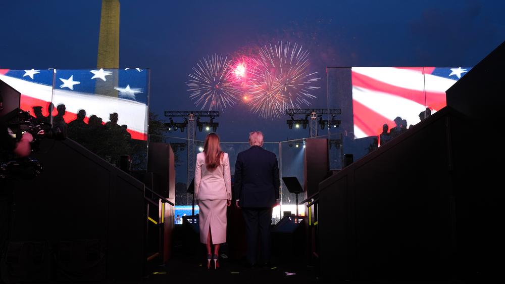  Präsident Donald Trump und First Lady Melania Trump schauen das Feuerwerk im Rahmen des 250. Geburtstags der US-amerikanischen Armee in Washington.