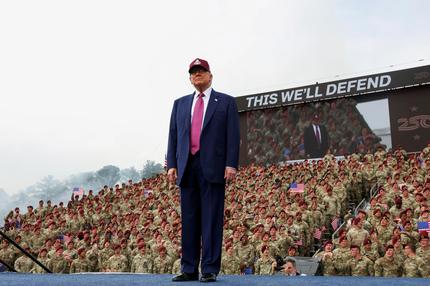 Demonstrationen gegen ICE: Große Bühne in Fort Bragg: US-Präsident Donald Trump spricht anlässlich des 250. Bestehens des US-Heeres.