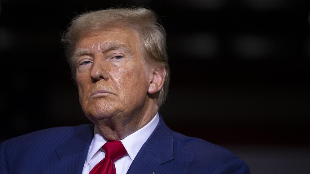  US-Präsident Donald Trump zufolge ist zwischen Israel und dem Iran eine Waffenruhe vereinbart worden.