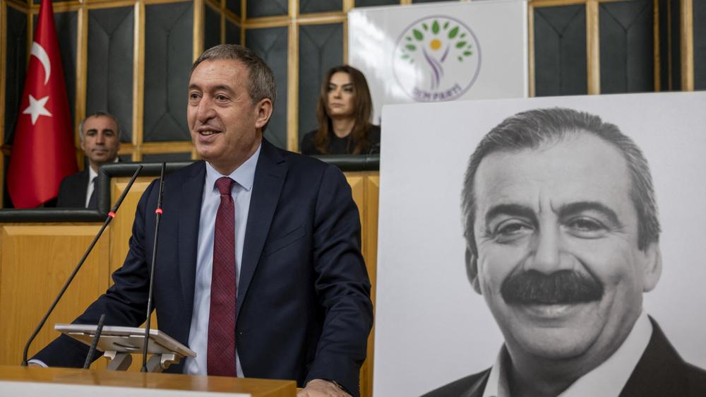  Der Ko-Vorsitzende der Partei DEM, Tuncer Bakırhan, spricht während einer Fraktionssitzung in Ankara im Mai 2025.