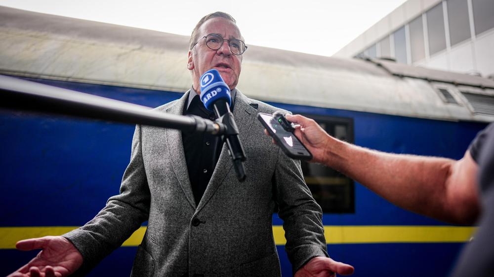  "Es wird darum gehen, wie die Unterstützung Deutschlands und auch der anderen Europäer in Zukunft aussehen wird", sagt Boris Pistorius nach seiner Ankunft am Bahnhof in Kyjiw.
