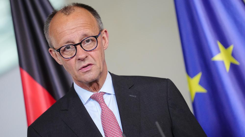  Bundeskanzler Friedrich Merz hat die jüngsten Angriffe Russlands auf Kyjiw als "alles andere als" verhältnismäßig bezeichnet.