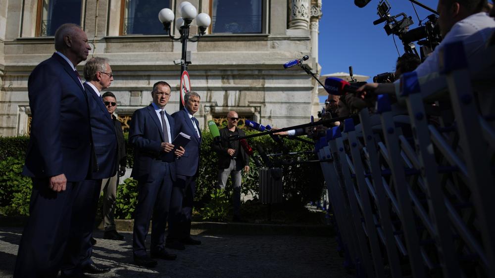  Der Leiter der russischen Delegation, Wladimir Medinskij (Mitte), nach den Verhandlungen zwischen der Ukraine und Russland in Istanbul