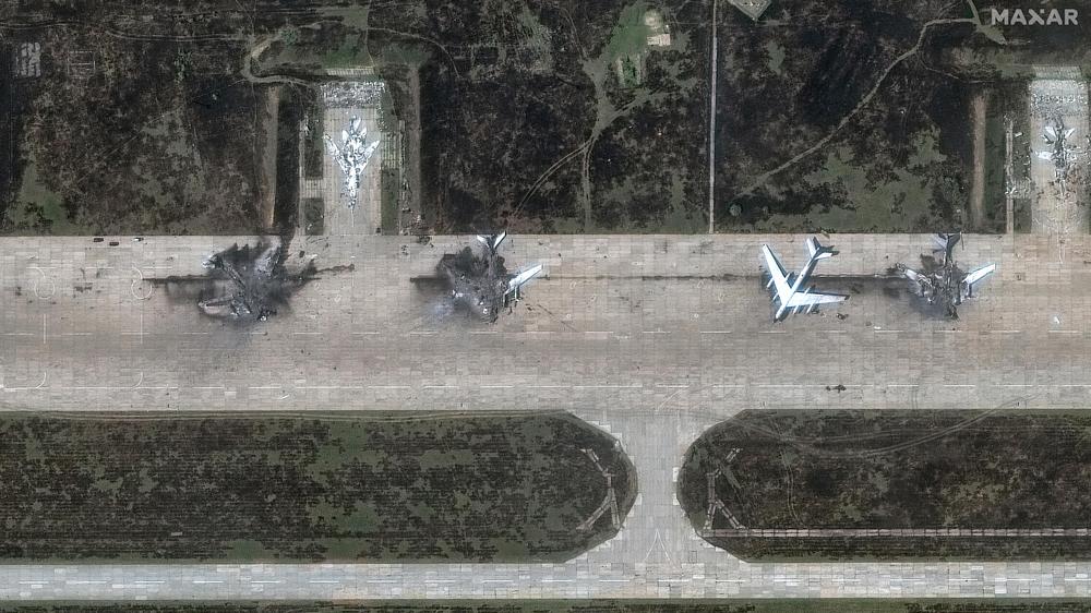  Zerstörte Tu-95-Bomber auf dem Flugplatz Belaja im sibirischen Irkutsk. Mehr als 4.300 Kilometer Abstand zur ukrainischen Grenze haben den Stützpunkt nicht schützen können.