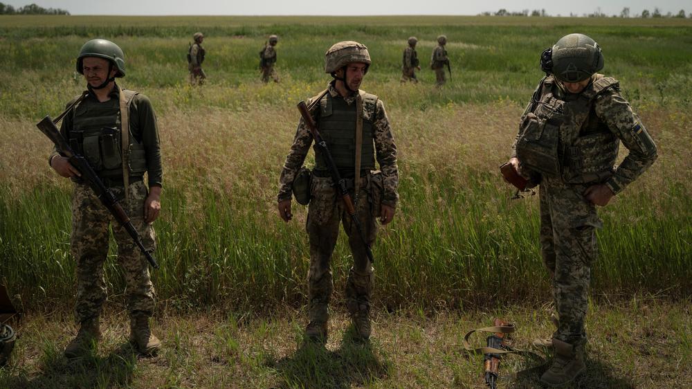  Die Ukraine und Russland wollen mehr als 6.000 getötete Soldeten austauschen.