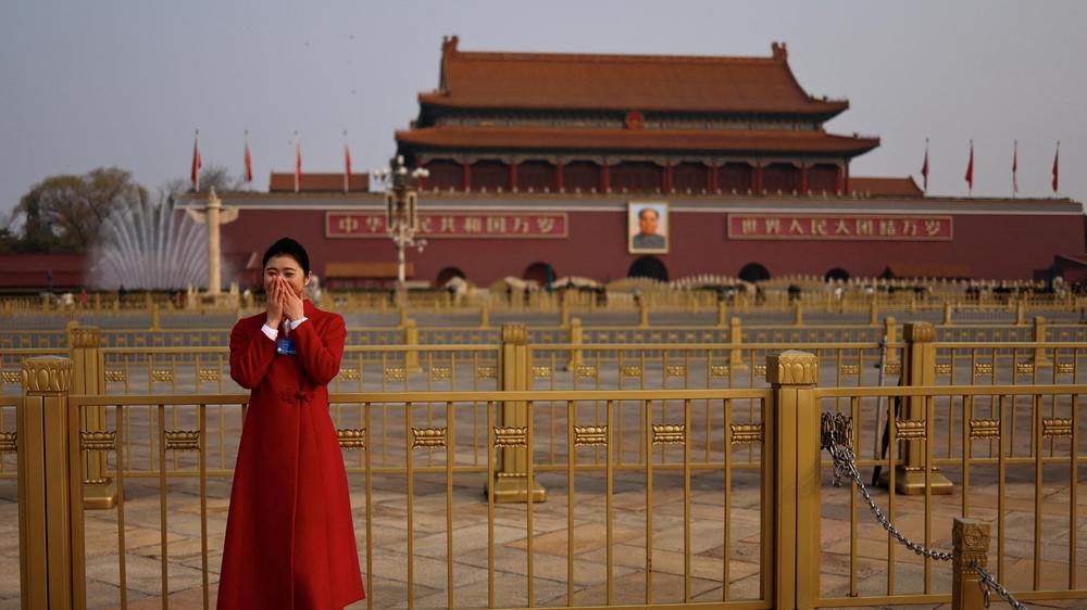  Eine Chinesin posierte Anfang März auf dem Tiananmen-Platz in Peking für Fotos. Das Massaker an Studenten vor 36 ist in China nach wie vor ein Tabuthema.