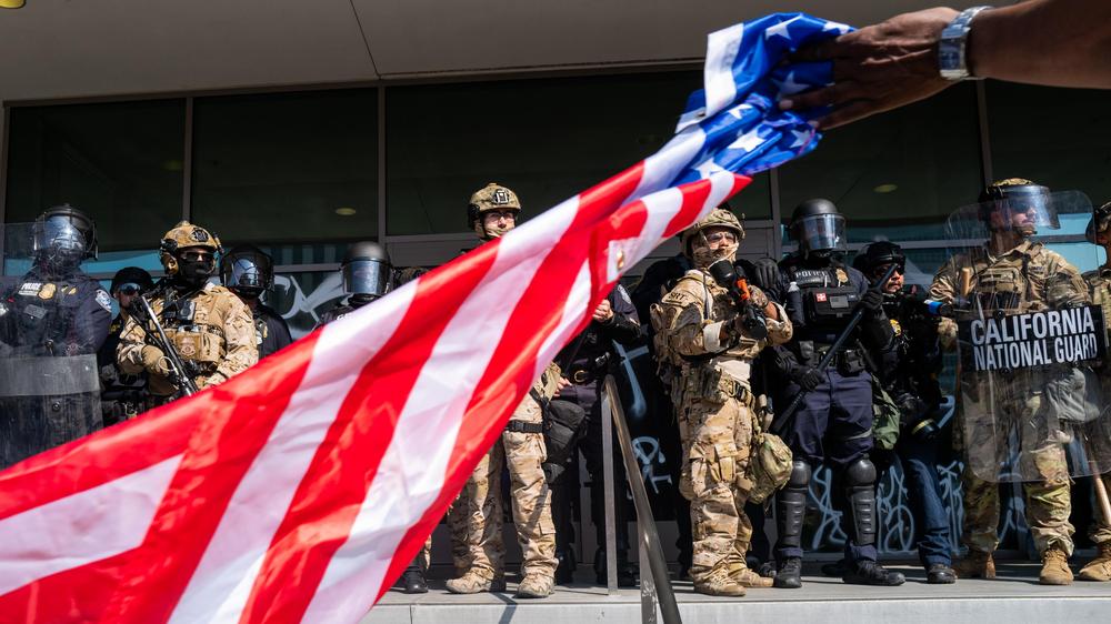  Nationalgardisten und Polizisten bewachen ein Gebäude in Los Angeles.
