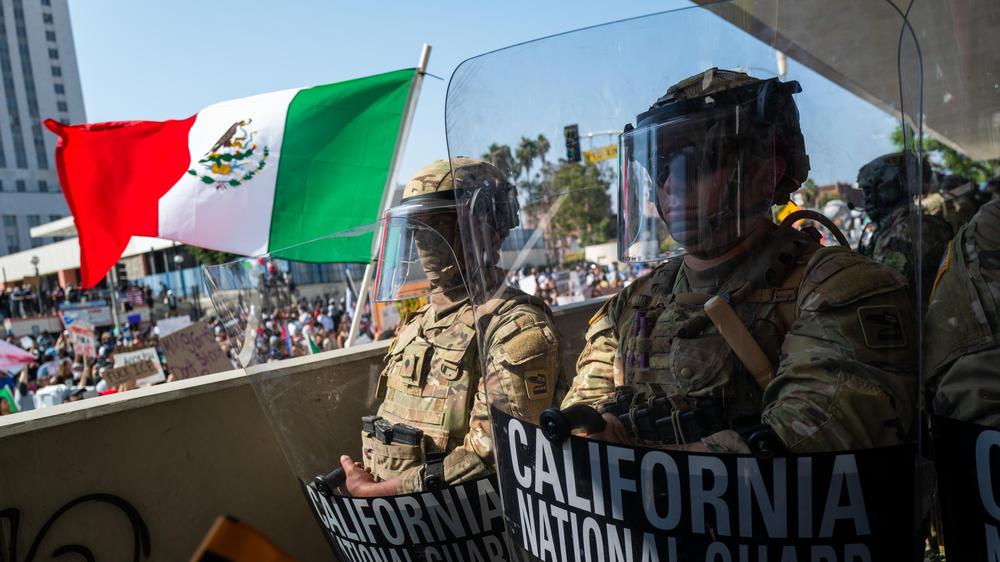  Die Nationalgarde und die Polizei stehen Demonstranten gegenüber, nachdem es am 09. Juni 2025 in Los Angeles, Kalifornien, drei Tage lang zu Zusammenstößen mit der Polizei nach einer Reihe von Razzien gegen Einwanderer gekommen war.