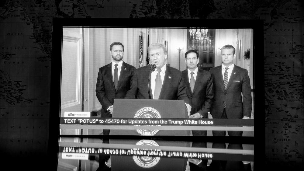  US-Präsident Donald Trump bei seiner Ansprache an die Nation nach den Militärschlägen gegen den Iran. Hinter ihm stehen Vizepräsident JD Vance, Außenminister Marco Rubio und Verteidigungsminister Pete Hegseth (von links).