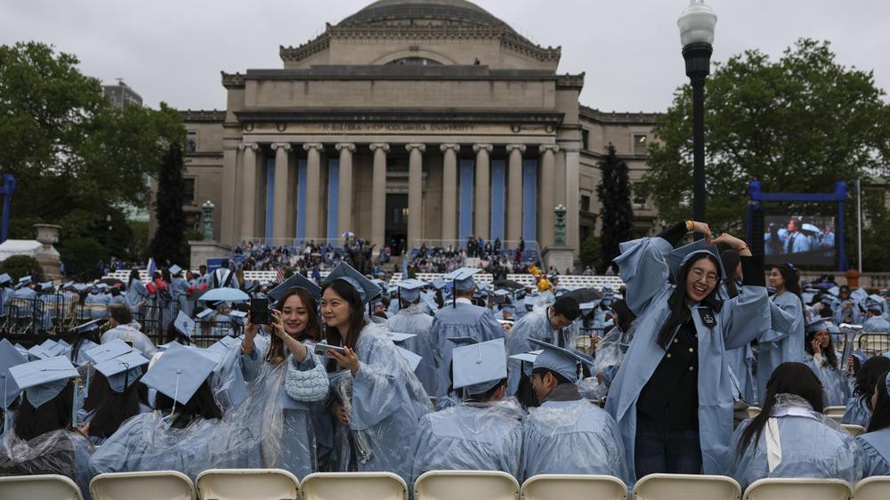  Absolventen der Columbia-Universität in New York werden feierlich verabschiedet.