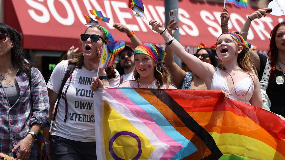  Junge Teilnehmende der Pride-Parade in Los Angeles am 8. Juni.