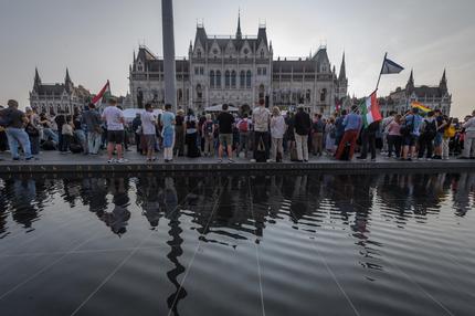 Ungarn: Demonstranten versammeln sich vor dem Parlamentsgebäude in Budapest.