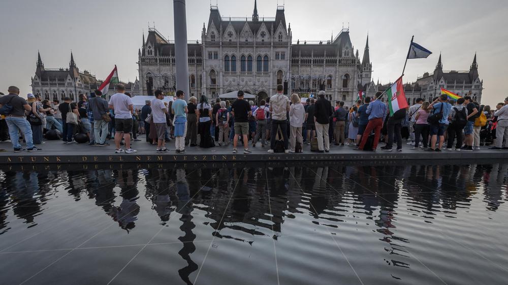  Demonstranten versammeln sich vor dem Parlamentsgebäude in Budapest.