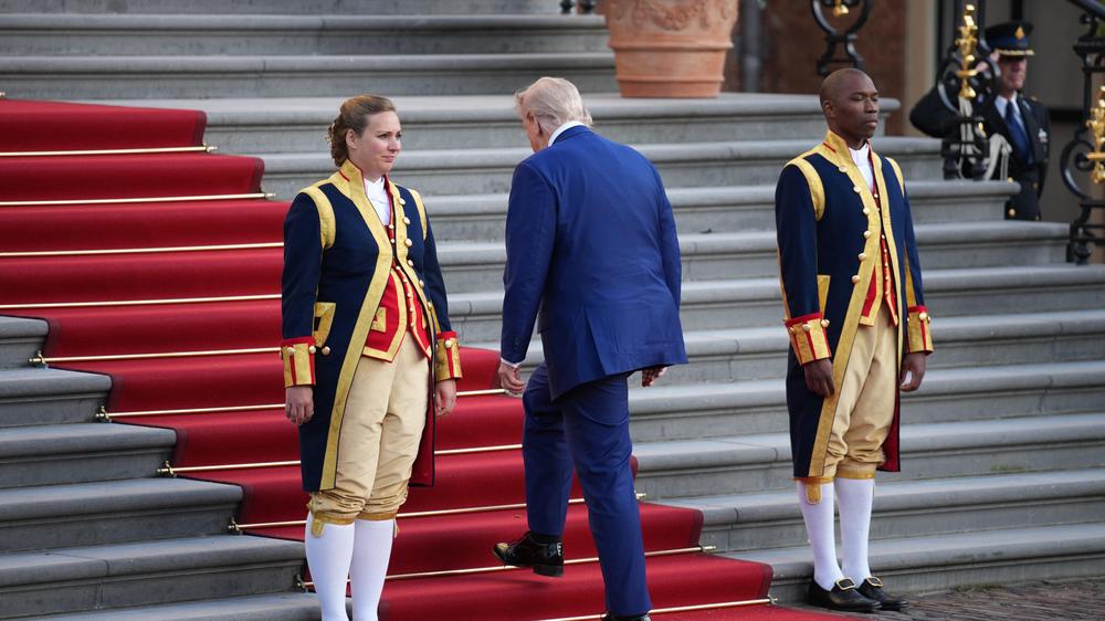  US-Präsident Donald Trump bei seiner Ankunft am Schloss von Den Haag
