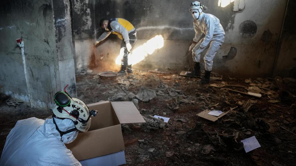  Während des syrischen Bürgerkriegs waren die Weißhelme in Rebellengebieten im Einsatz. Seit dem Sturz des Machthabers Baschar al-Assad im Dezember weiteten sie ihren Einsatz auch auf andere Landesteile aus.