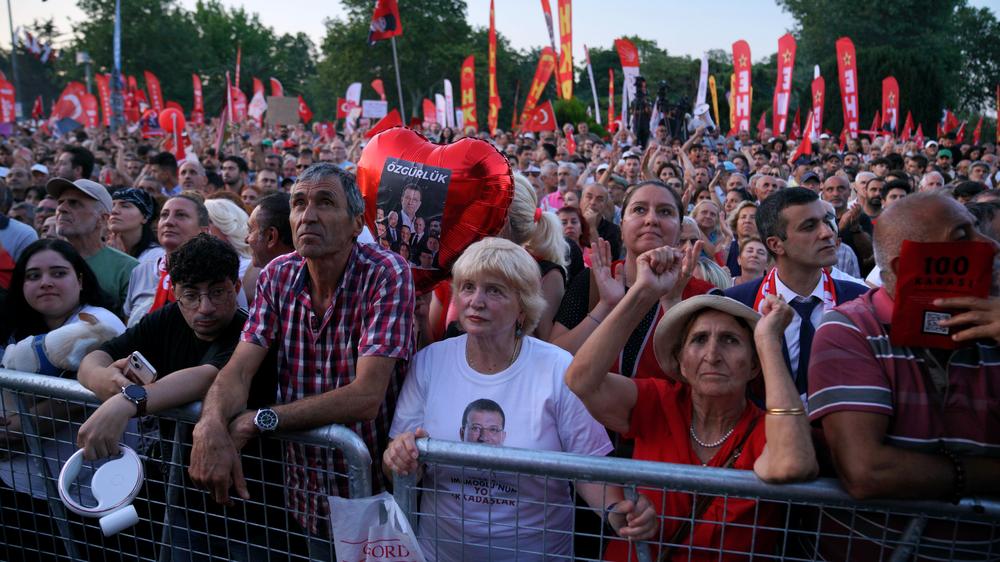  In Istanbul demonstrieren die Anhänger des inhaftierten Bürgermeisters Ekrem İmamoğlu.
