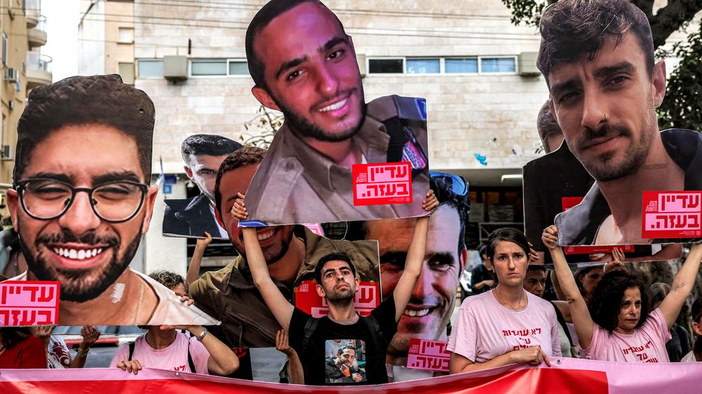  Demonstrierende rufen bei einer Demonstration in Tel Aviv dazu auf, die Geiseln in Gaza nicht zu vergessen.