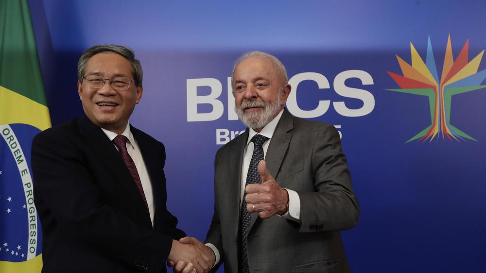  Luiz Inacio Lula da Silva, Präsident von Brasilien, rechts, und Li Qiang, Ministerpräsident von China, vor dem bevorstehenden 17. jährlichen Brics-Gipfels in Rio de Janeiro.