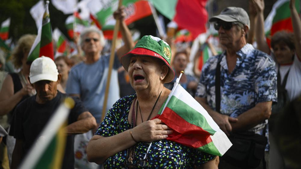  Eine Frau singt die bulgarische Nationalhymne während einer Demonstration gegen den Beitritt Bulgariens zur Eurozone am 28. Juni in Sofia. Die EU hat Bulgarien nun erlaubt, dem Euroraum beizutreten.