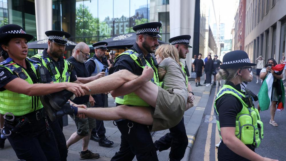  Bei einer propalästinensischen Protestkundgebung in Manchester nehmen Polizisten einen Demonstranten fest.