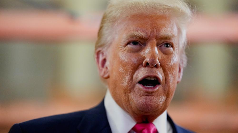  US-Präsident Donald Trump hat ein Gesetz unterzeichnet, das bereits genehmigte Zahlungen für Auslandshilfe und öffentliche Rundfunksender in Milliardenhöhe streicht.