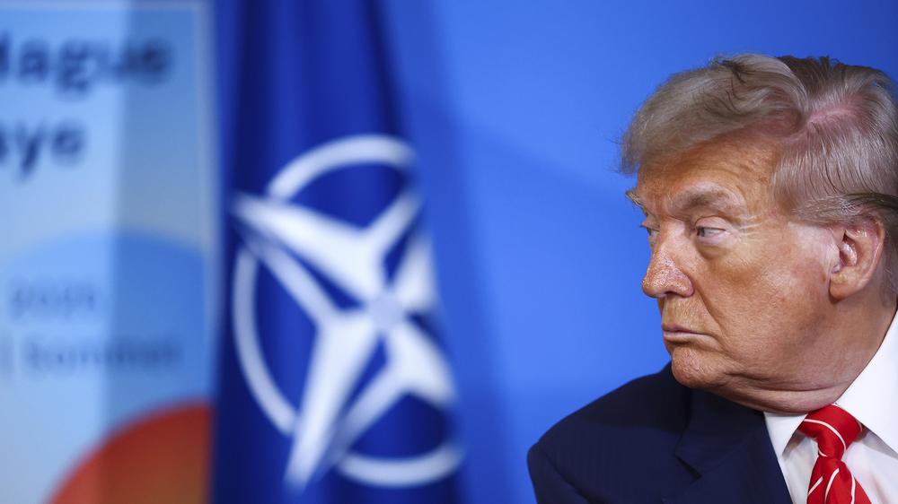  US-Präsident Donald Trump will nach mehreren widersprüchlichen Aussagen in den vergangenen Wochen nun doch Waffen an die Ukraine liefern, sich das aber von der Nato bezahlen lassen.