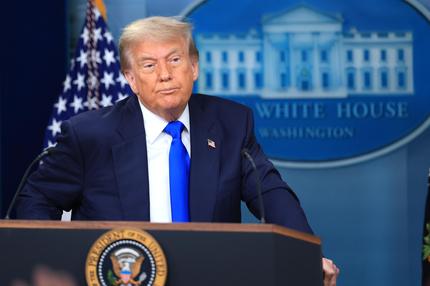 Russischer Angriffskrieg gegen die Ukraine: WASHINGTON, DC - JUNE 27: U.S. President Donald Trump answers questions during a press conference on recent Supreme Court rulings in the briefing room at the White House on June 27, 2025 in Washington, DC. The Supreme Court ruled 6-3 that individual judges cannot grant nationwide injunctions to block executive orders, including the injunction on President Trump’s effort to eliminate birthright citizenship in the U.S. The justices did not rule on Trump’s order to end birthright citizenship but stopped his order from taking effect for 30 days. (Photo by Joe Raedle/Getty Images)