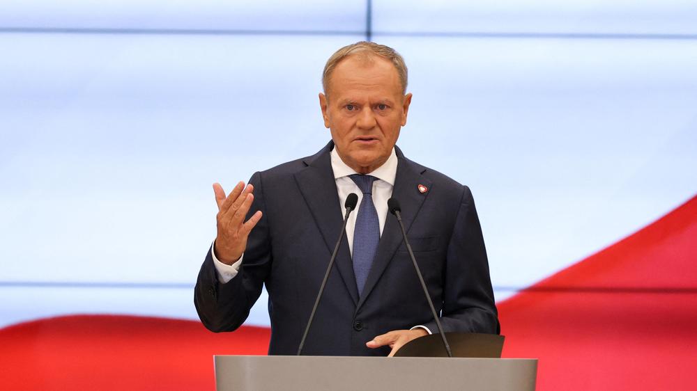  Ministerpräsident Donald Tusk will seine Regierung vor dem Amtsantritt des neuen rechtskonservativen Präsidenten neu aufstellen.