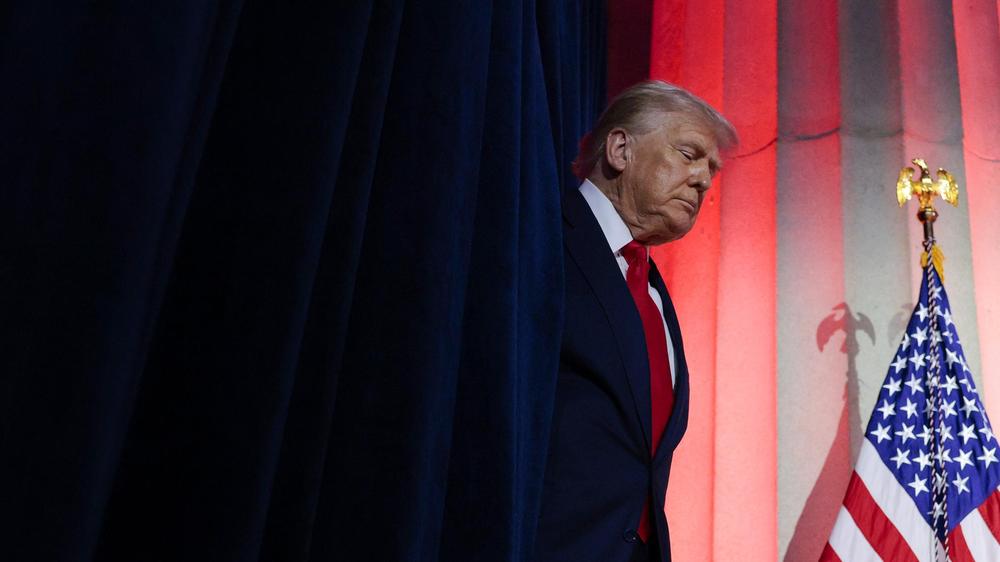  Anhänger fordern mehr Transparenz in der Epstein-Affäre.