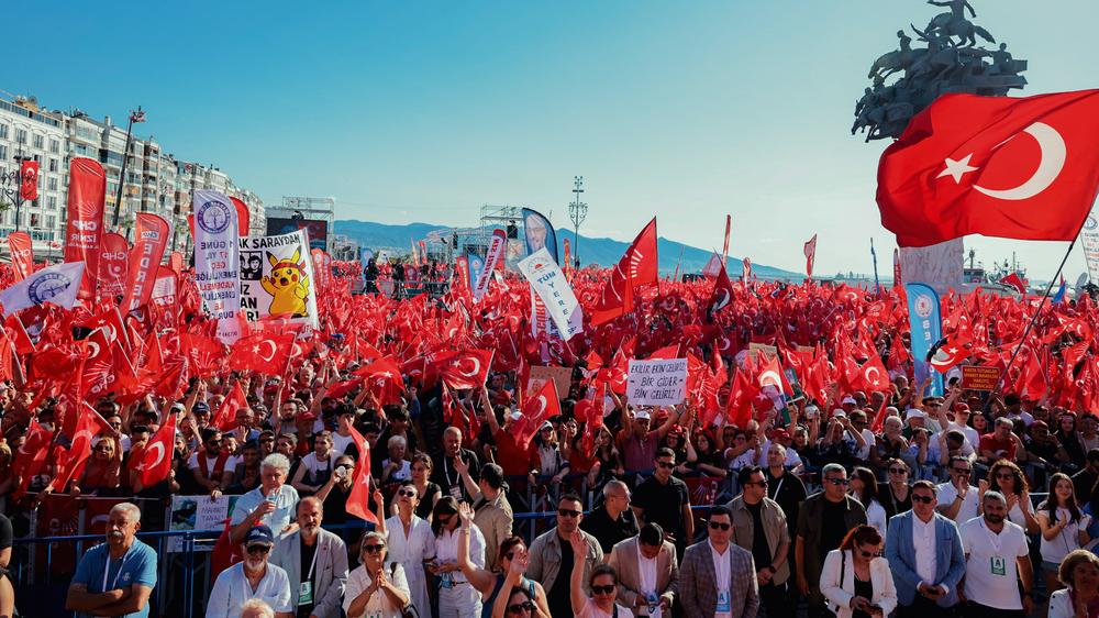  Hier sind laut Anadolu 120 Personen der CHP-regierten Stadtverwaltung festgenommen worden.