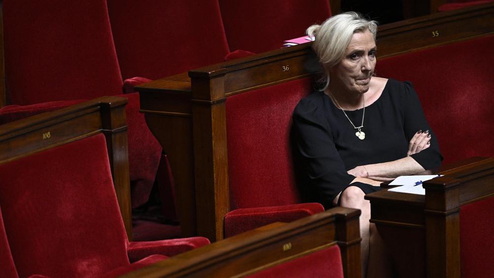  Der Rassemblement National soll den Präsidentschafts- und den Parlamentswahlkampf im Jahr 2022 und den Europawahlkampf 2024 mit illegalen Darlehen von Privatpersonen finanziert haben.