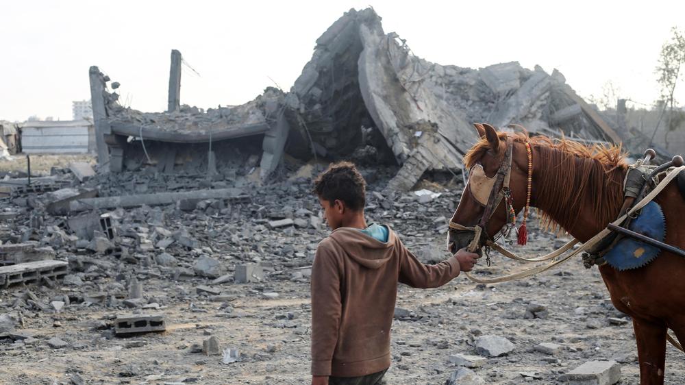  Ein palästinensischer Junge vor den Trümmern eines Gebäudes im Gazastreifen
