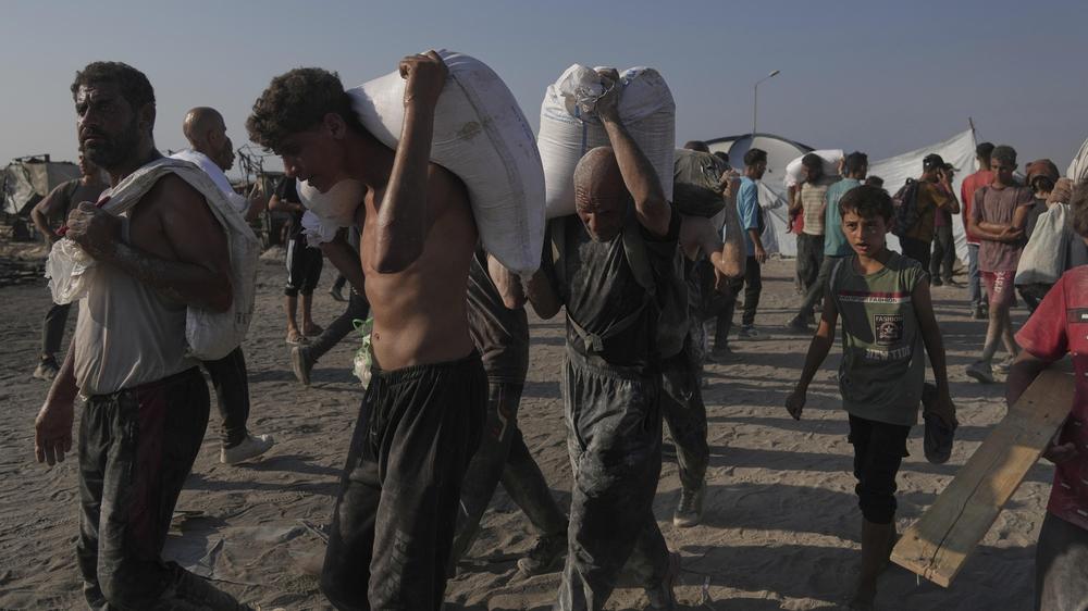  Palästinenser am 26. Juli 2025  im Gazastreifen mit humanitären Gütern.