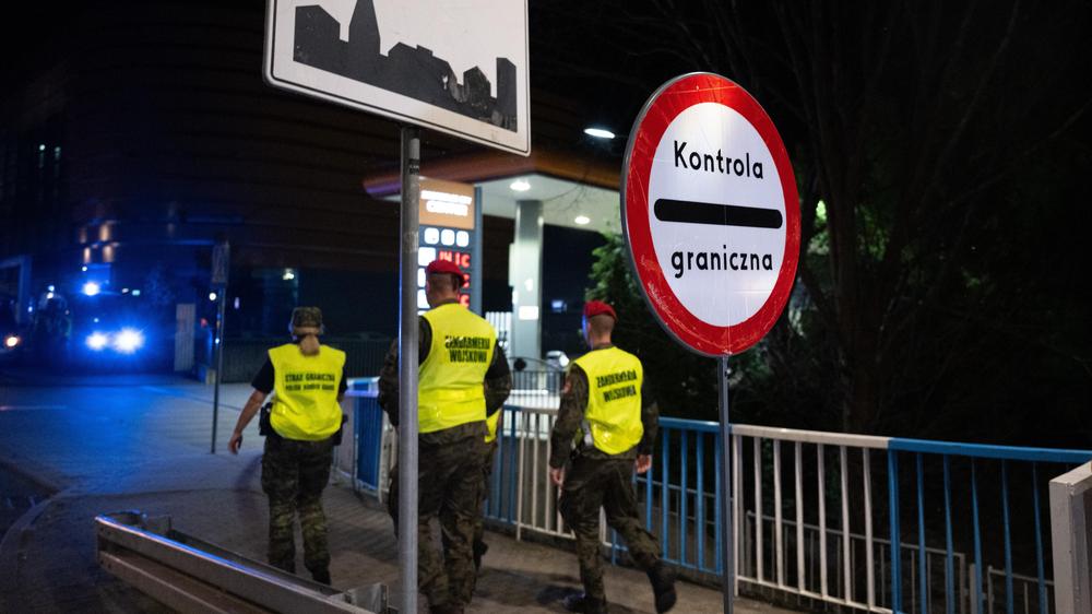  Polnische Grenzschützer laufen über die Stadtbrücke von Görlitz. Seit Mitternacht laufen stichprobenartige Kontrollen von Fahrzeugen auf dem Weg von Polen nach Deutschland.