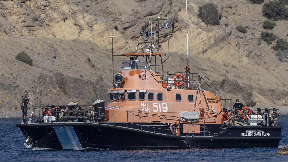  Geflüchtete an Bord eines Rettungsschiffs der griechischen Küstenwache am 6. Juli. Aktuell versuchen täglich Hunderte Menschen, die südgriechischen Inseln auf dem gefährlichen Seeweg von Libyen aus zu erreichen.