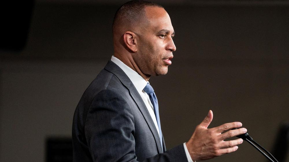  Hakeem Jeffries, Chef der demokratischen Minderheit im US-Repräsentantenhaus verhindert mit einer stundenlangen Rede die Abstimmung über das umstrittene Steuergesetz des US-Präsidenten.