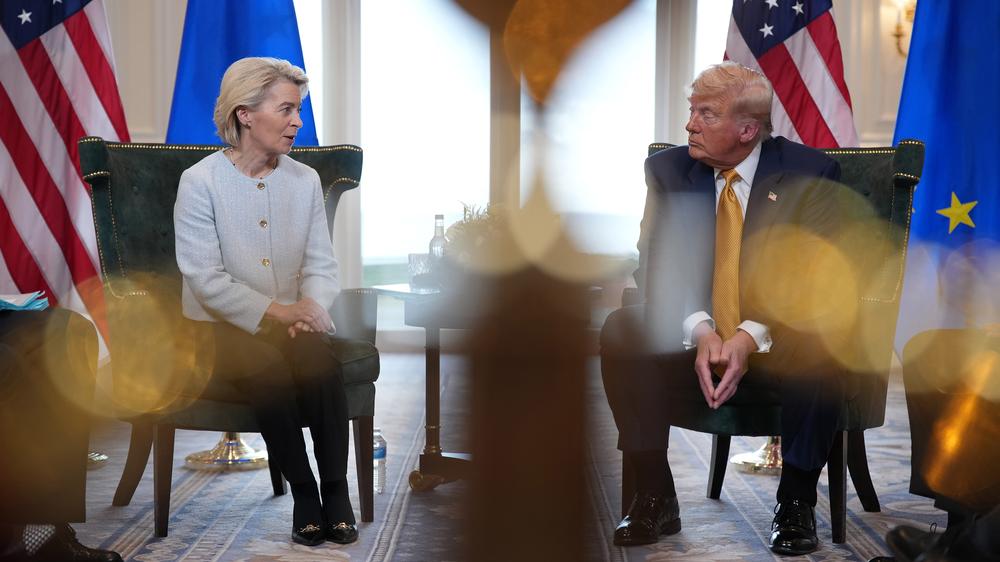  EU-Kommissionspräsidentin Ursula von der Leyen und US-Präsident Donald Trump haben die Handelsverständigung nach einem Spitzentreffen in Schottland bekannt gemacht.