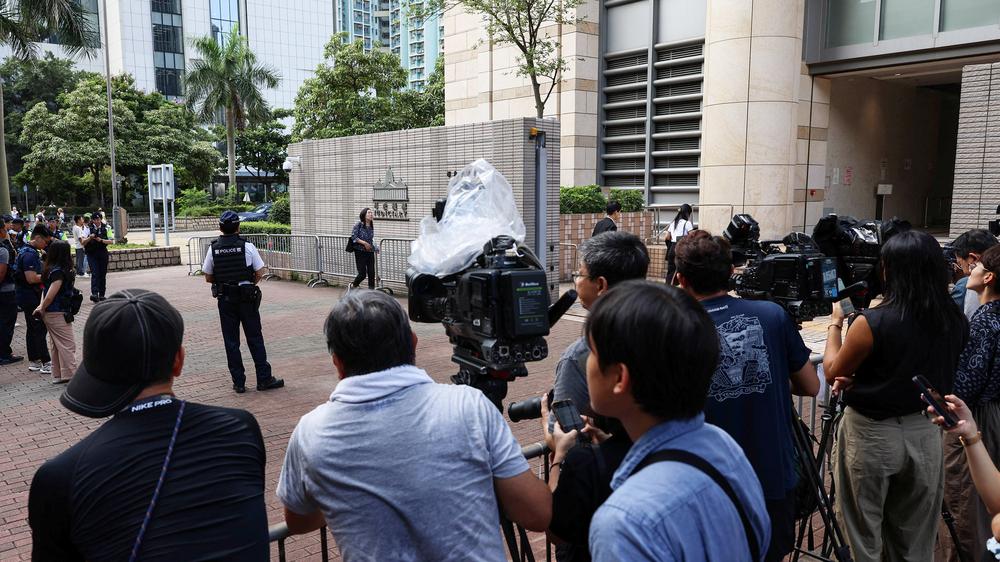  Journalisten am 14. Juli vor dem Gerichtsgebäude in Hongkong, wo im Berufungsverfahren von 13 inhaftierten prodemokratischen Aktivisten verhandelt wird.