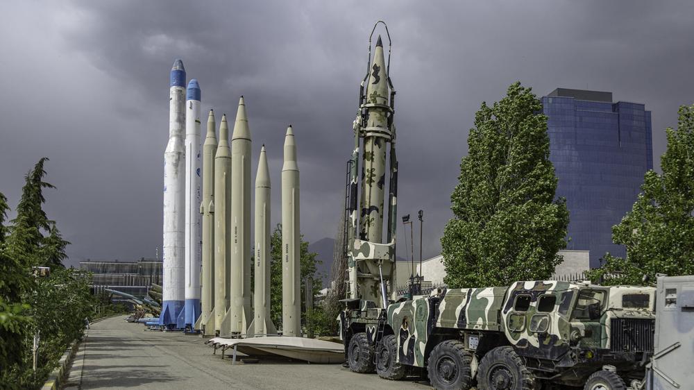  Iranische Raketen sind in einem Museum in Teheran zu sehen.